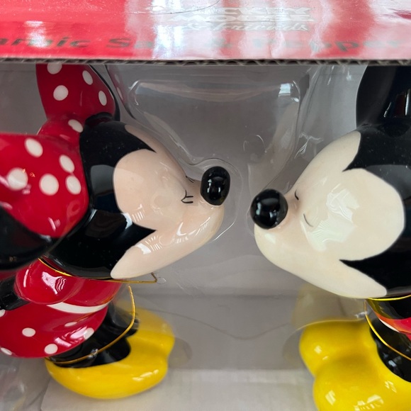 NWT-Disney Mickey and Minnie Kissing Salt and Pepper Shakers - Picture 8 of 11